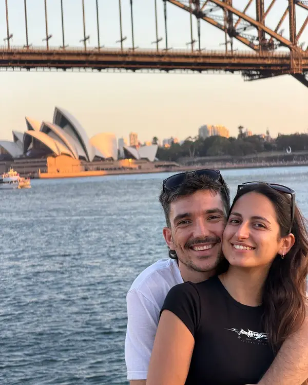 Estudiantes de Salta con la Ópera de Sydney detrás