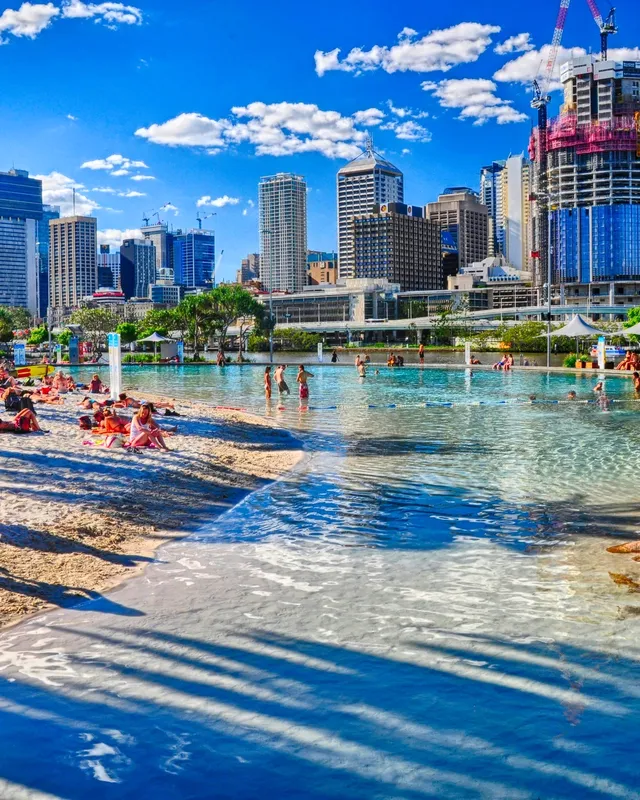 La laguna de South Bank en Brisbane con los rascacielos al fondo