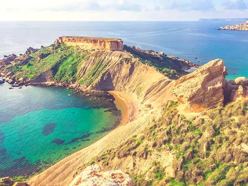 Bahía de aguas turquesa en Malta