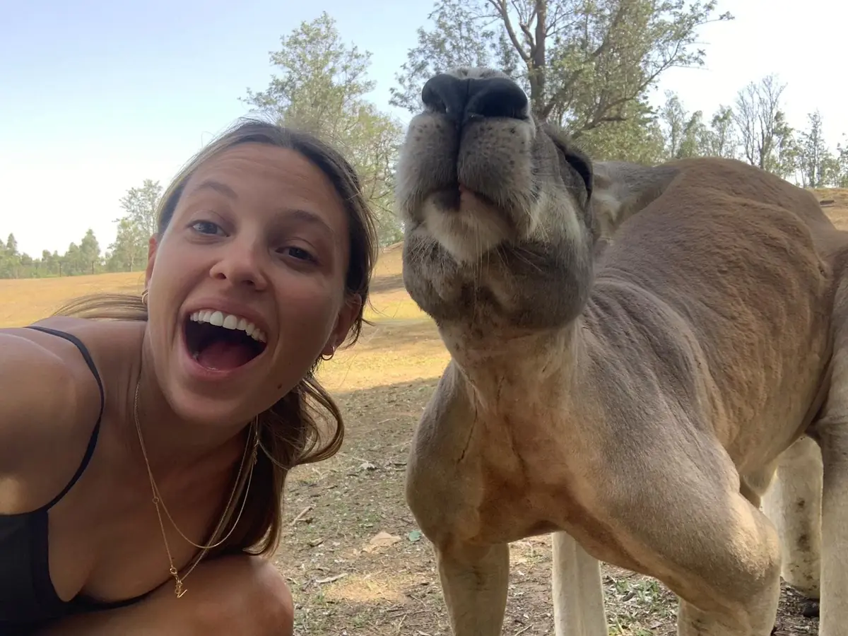 Estudiante de Salta riéndose con un canguro
