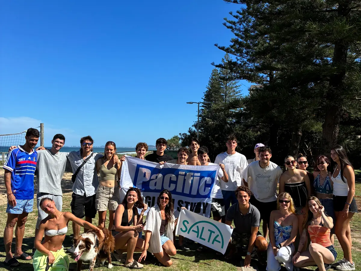 Estudiantes de Salta en un evento en la playa de Gold Coast