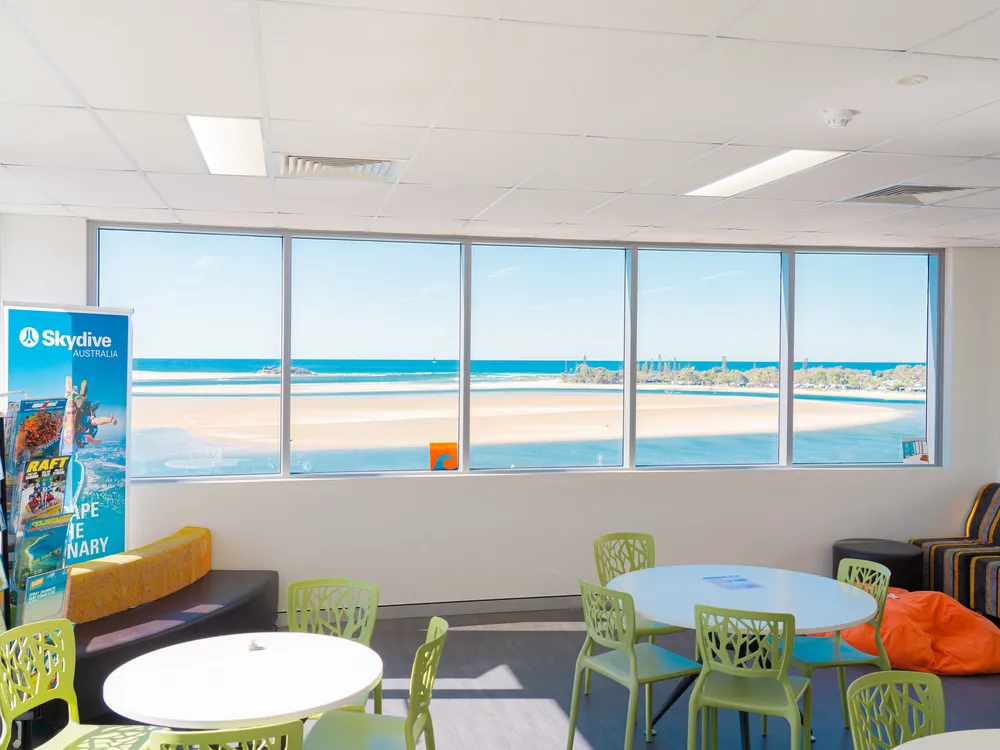 Zona común de una escuela de inglés con vistas al mar