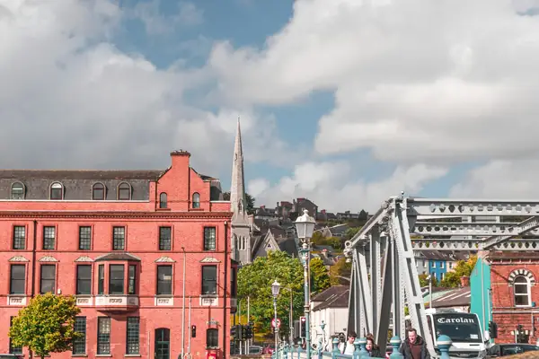 Edificios de colores junto al río en Cork
