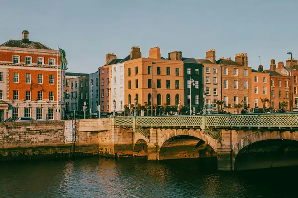 El puente Ha'penny y las casas de colores sobre el río Liffey, en Dublín