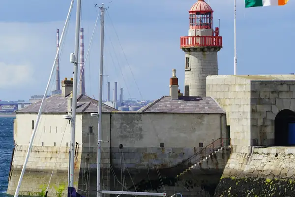 Un velero junto al faro del puerto de Dún Laoghaire, donde está English Path