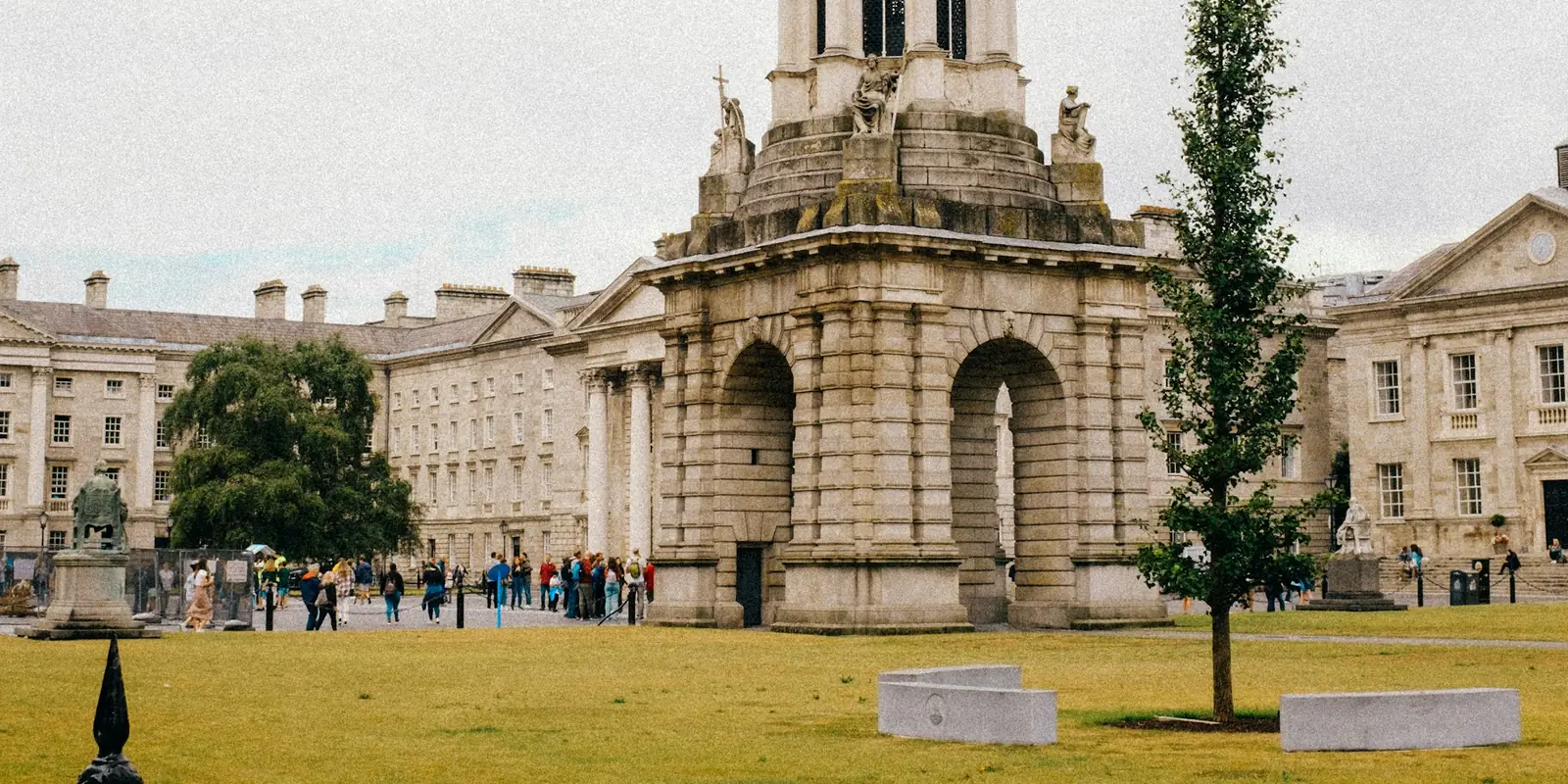 El campanario del Trinity College de Dublín con estudiantes en el patio