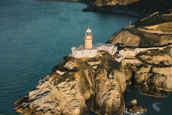 El faro de Baily en los acantilados de Howth, junto a Dublín