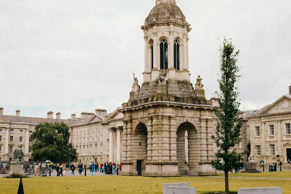 El campanario del Trinity College de Dublín