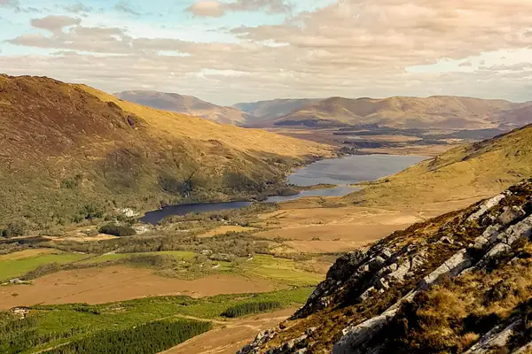Un lago rodeado de montañas en Connemara