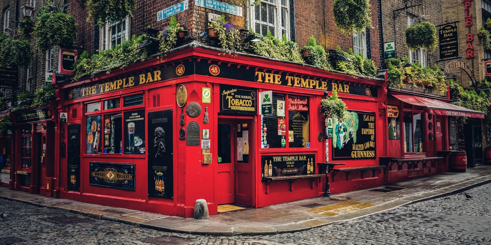 La fachada roja del pub The Temple Bar, en Dublín