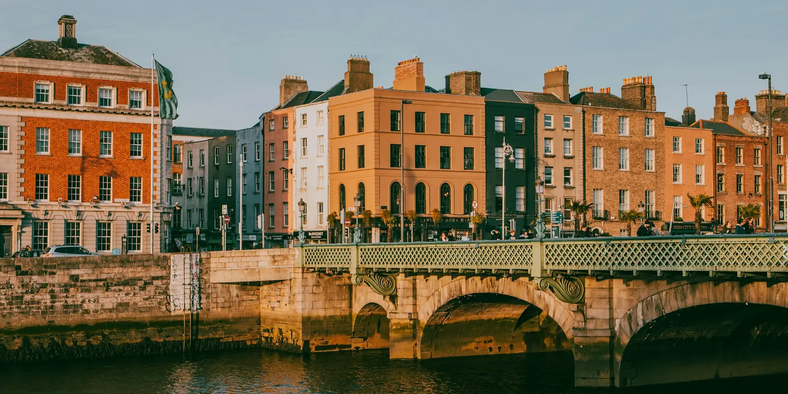 El puente Ha'penny y las casas de colores sobre el río Liffey, en Dublín