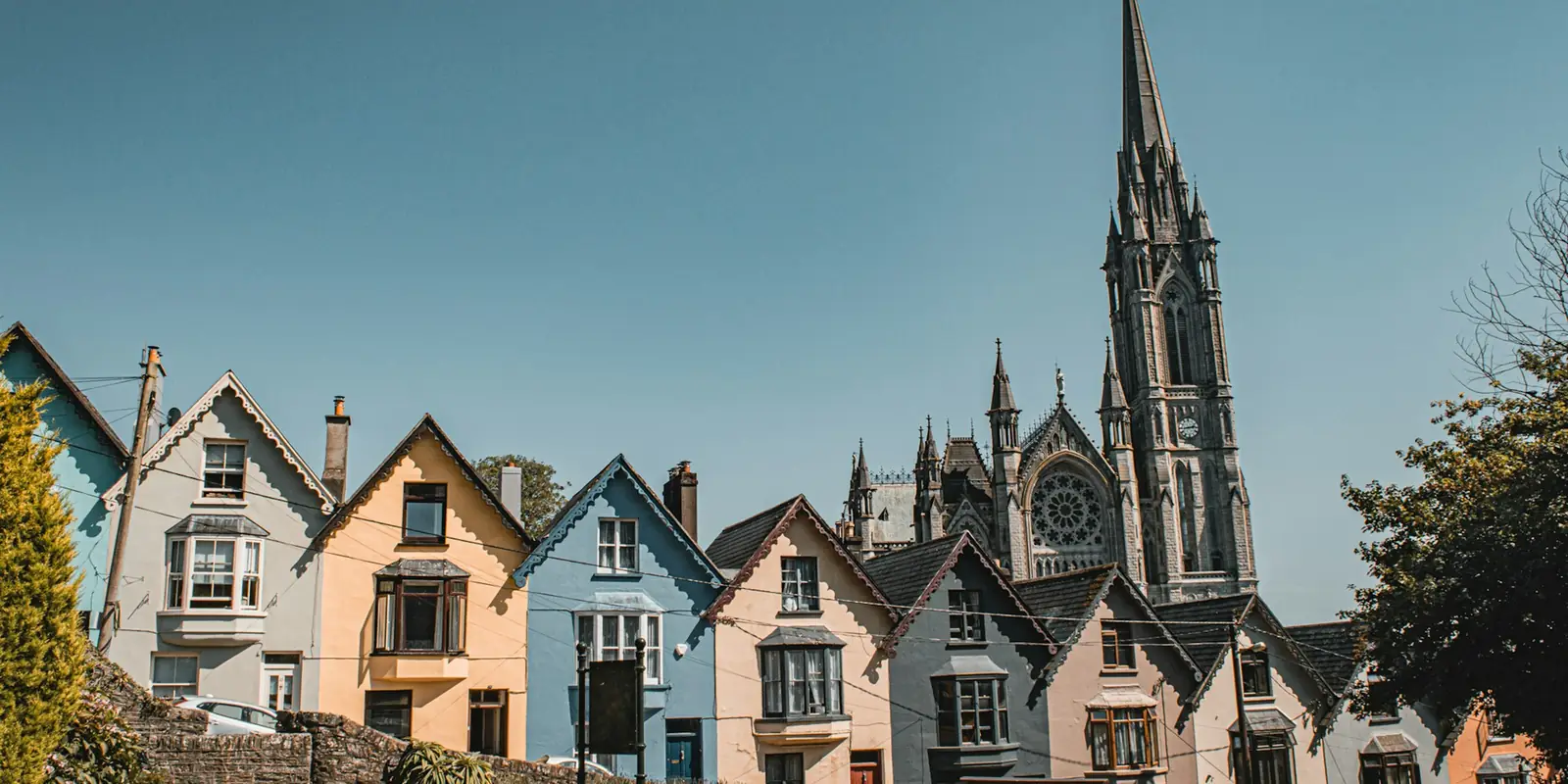 Casas de colores frente a la catedral de Cobh, junto a Cork