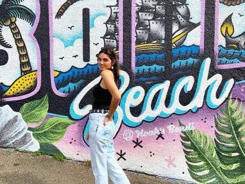 Lucía, estudiante de Salta, en el mural de Bondi Beach