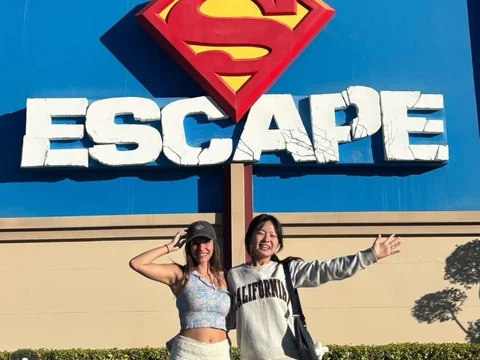 Lydia, estudiante de Salta, con una amiga en Movie World, Gold Coast