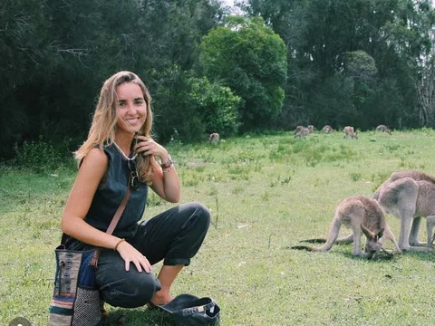 Macarena, estudiante de Salta, con canguros cerca de Byron Bay