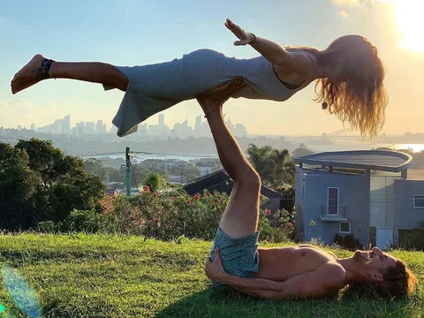 María, estudiante de Salta, haciendo acroyoga con Sydney al fondo