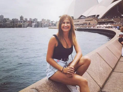 Tamara, estudiante de Salta, junto a la Ópera de Sydney
