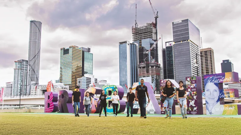Estudiantes de ILSC Brisbane frente al skyline de la ciudad