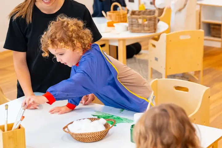 Educadora de KKTC con niños en una escuela infantil de Gold Coast