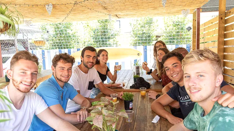 Estudiantes de Inforum en el patio de la escuela