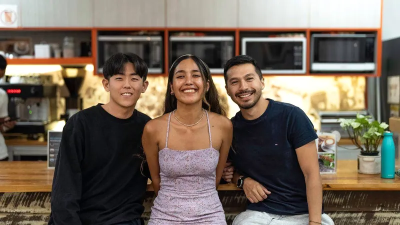 Estudiantes en la zona común de Inforum
