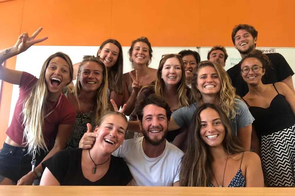 Estudiantes de inglés de varios países sonriendo en su clase en Australia