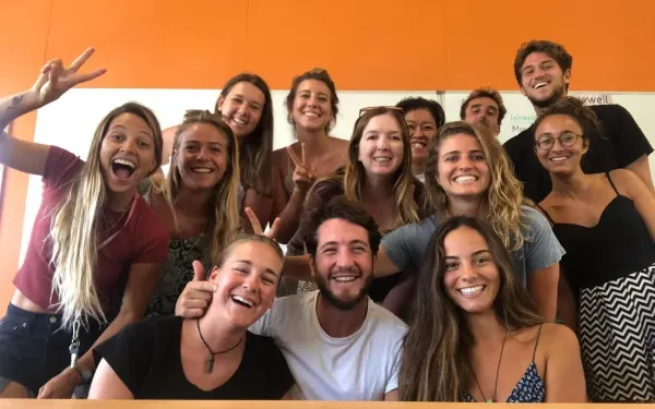 Estudiantes de inglés de varios países sonriendo en su clase en Australia