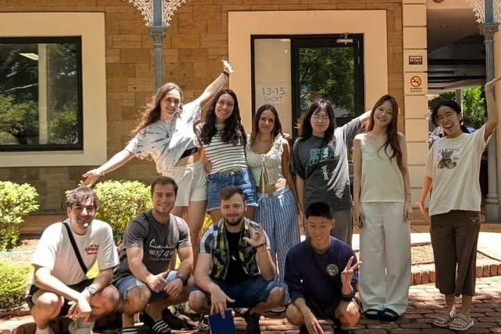 Estudiantes de inglés a la salida de su escuela en Gold Coast