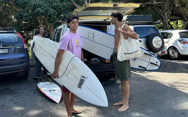 Estudiantes con tablas de surf
