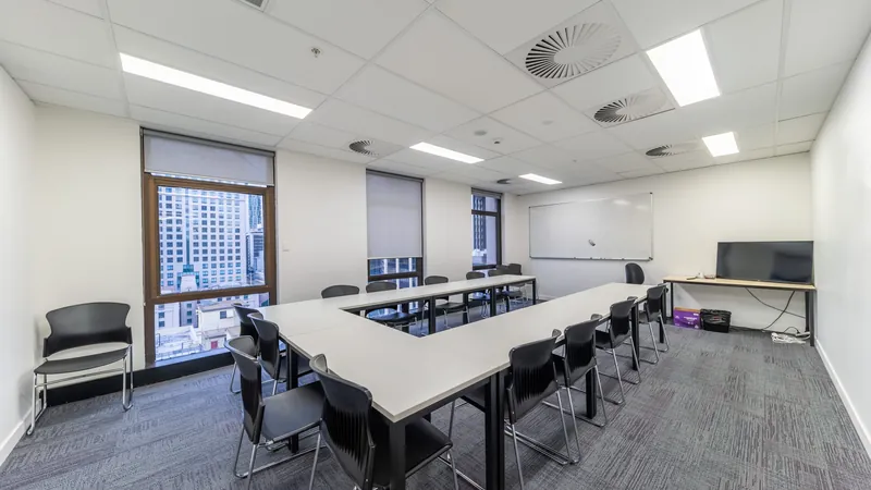 Un aula de Lexis Brisbane con vistas a la ciudad