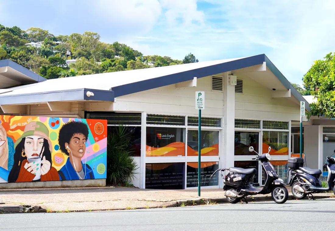 La entrada de Lexis Noosa con un mural de colores