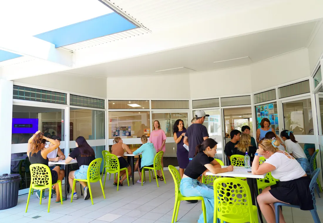 Estudiantes en el patio de Lexis Noosa