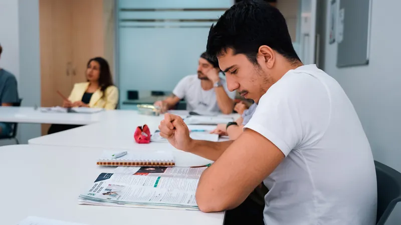 Un estudiante en clase en Lexis Perth