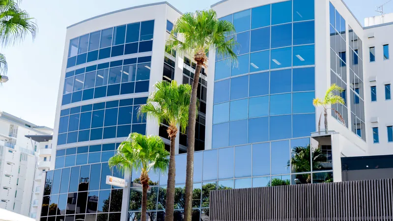 El edificio de Lexis Sunshine Coast entre palmeras
