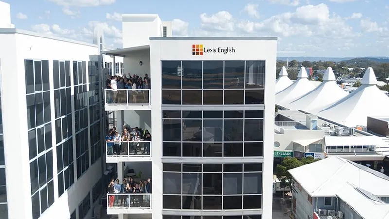 El edificio de Lexis Sunshine Coast con vistas al mar
