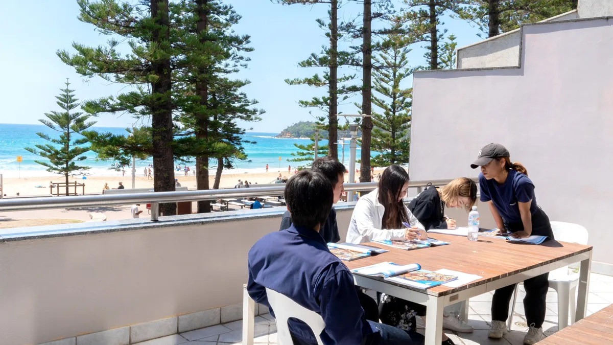 Clase en la terraza de Lexis Sydney frente a la playa de Manly