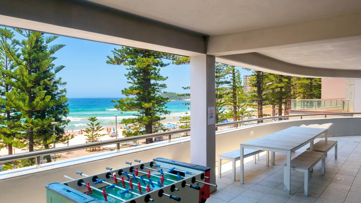 Zona de estudiantes de Lexis Sydney con vistas a la playa