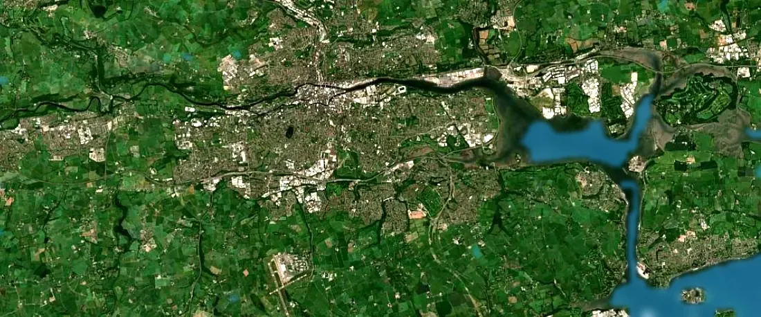 Vista de satélite de Cork y el río Lee hasta la bahía
