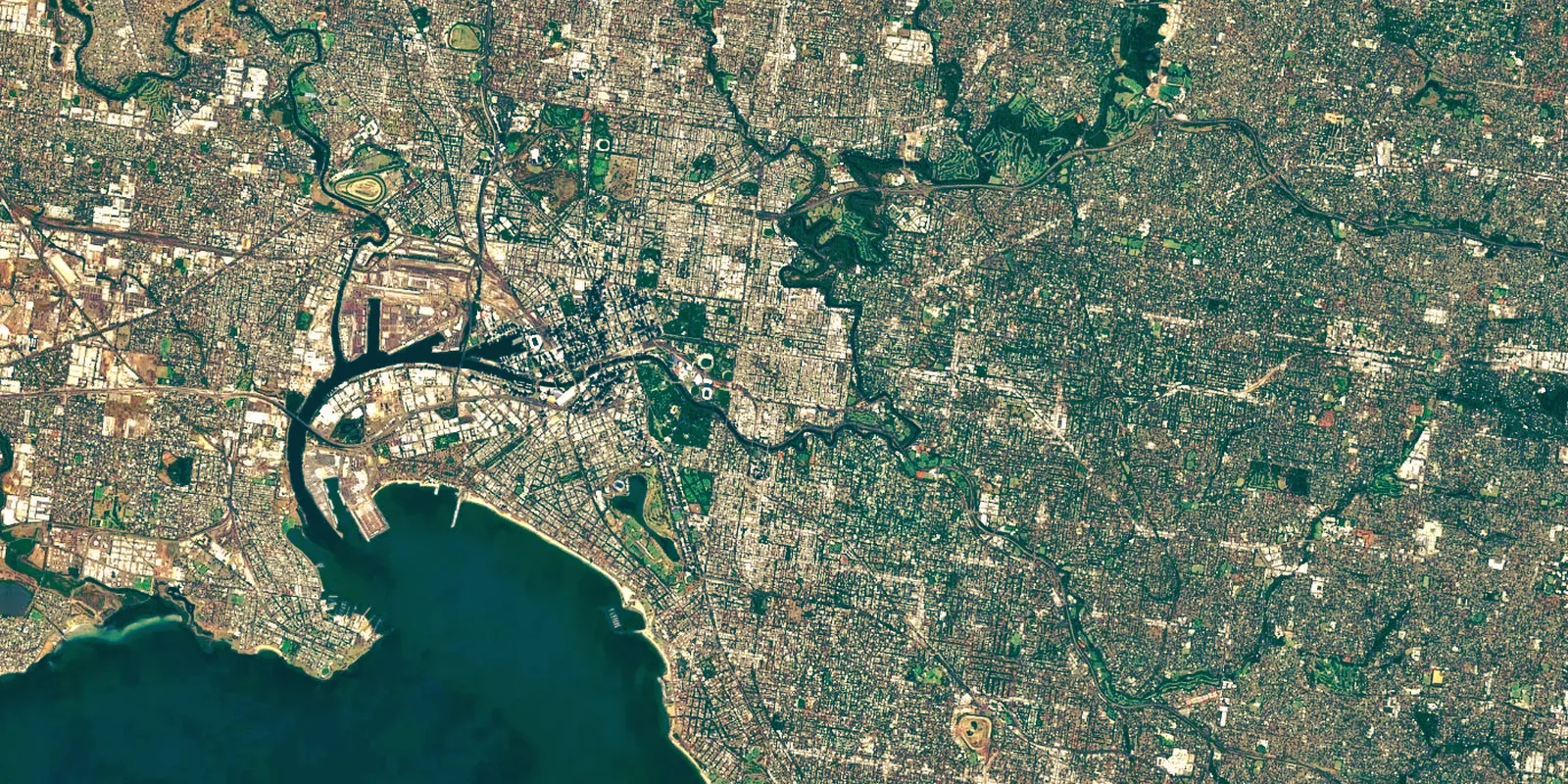 Vista de satélite de Melbourne, del río Yarra a la bahía de Port Phillip