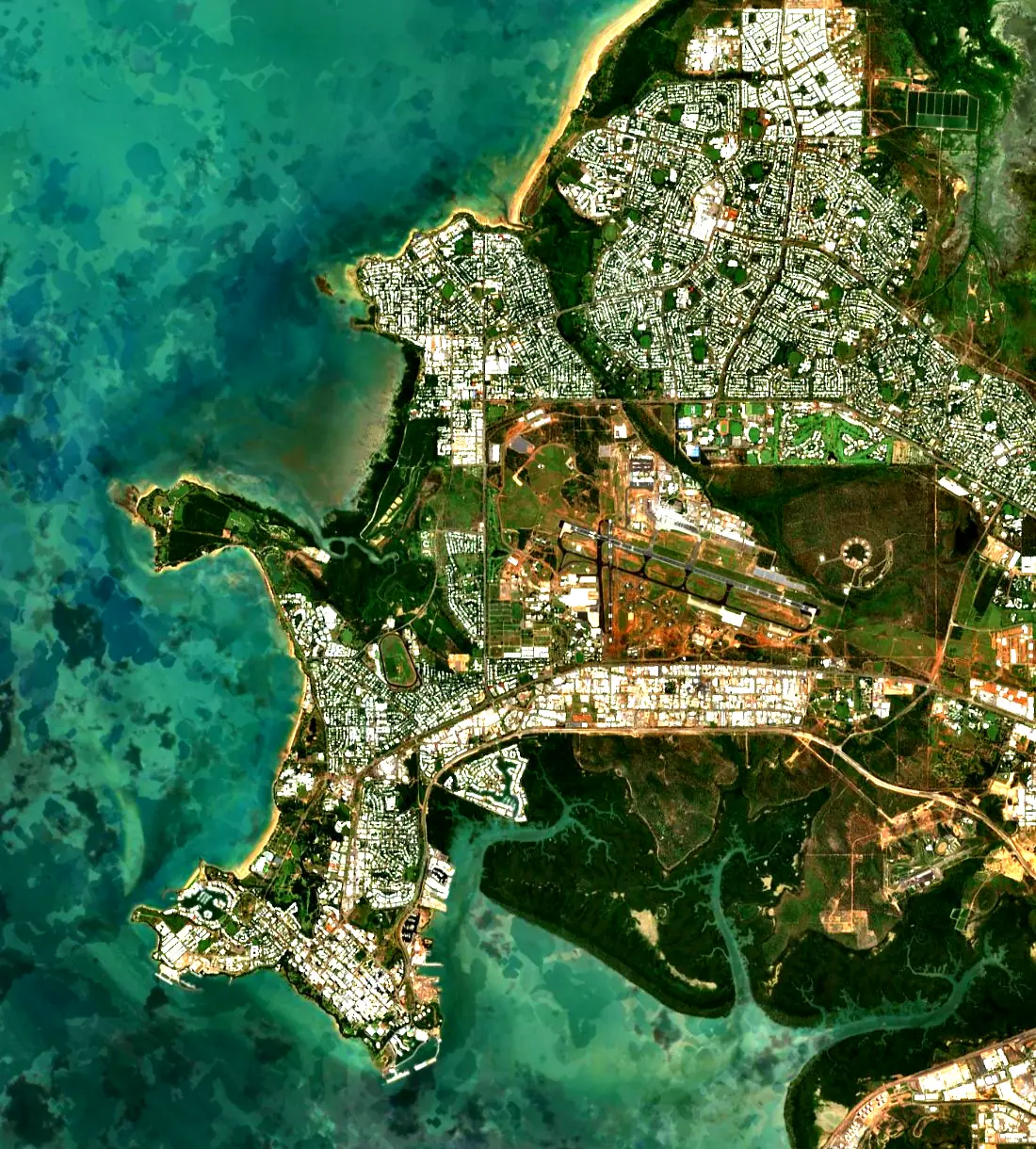 Mapa por satélite de Darwin, con el centro, la bahía de Fannie Bay, el aeropuerto y los barrios del norte