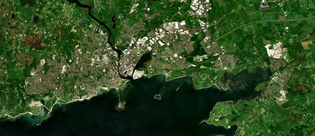Mapa por satélite de Galway, con el río Corrib, la bahía y Salthill