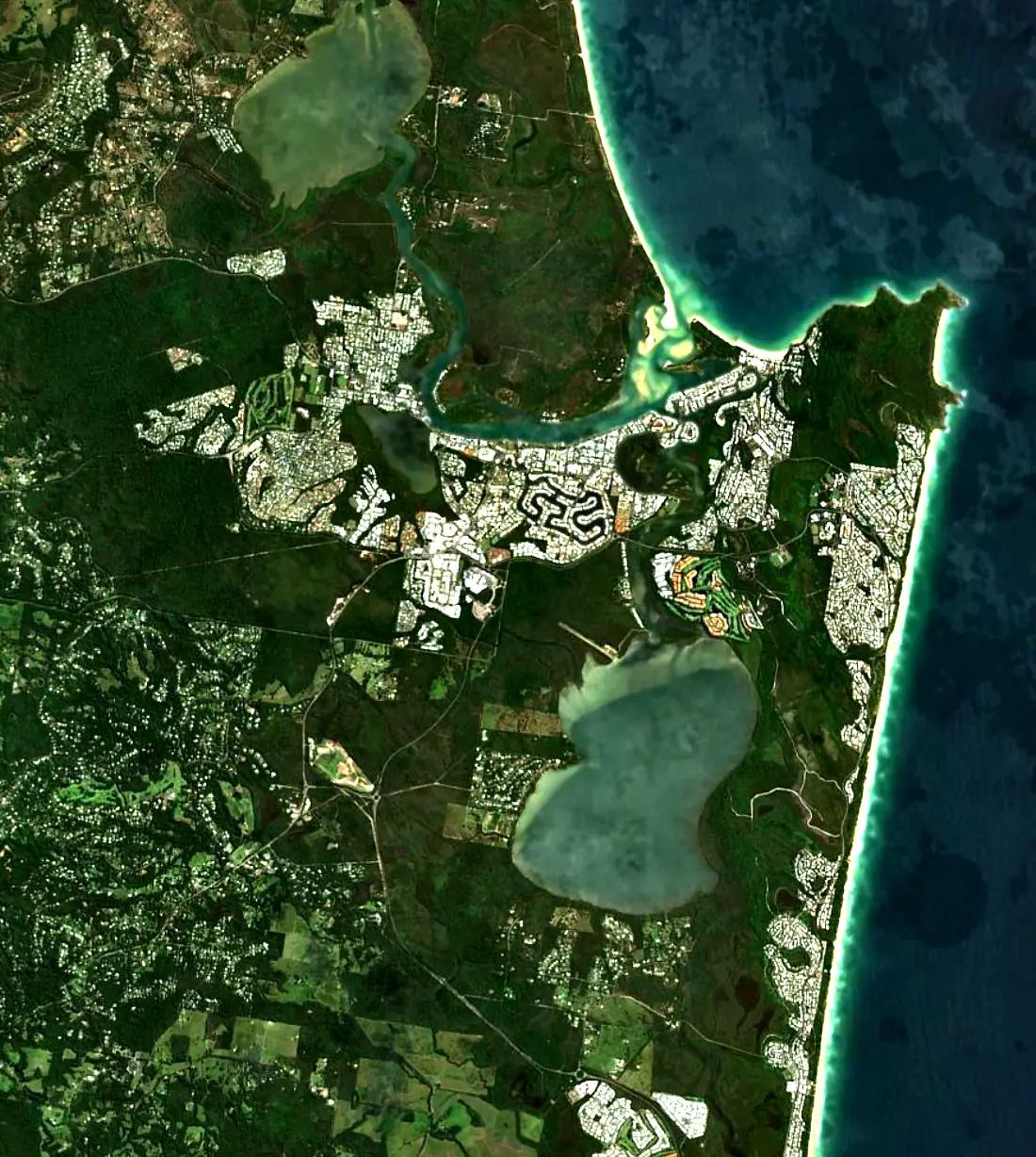 Mapa por satélite de Noosa, con el río, el parque nacional, el lago Weyba y las playas del sur