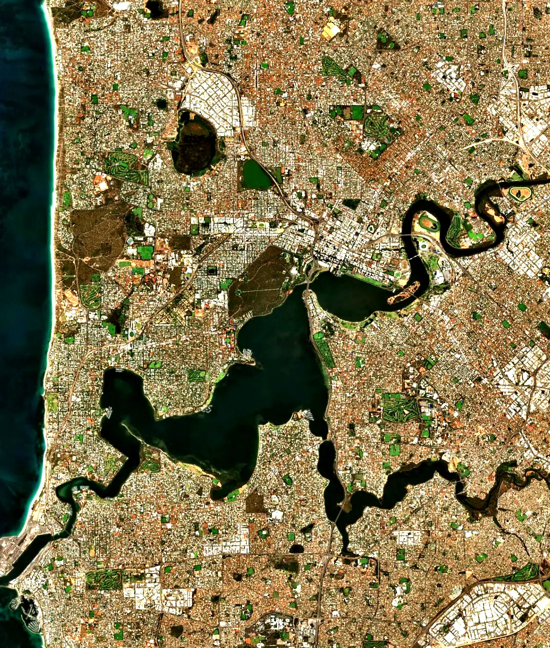 Mapa de satélite de Perth, de Scarborough a Fremantle, con el río Swan