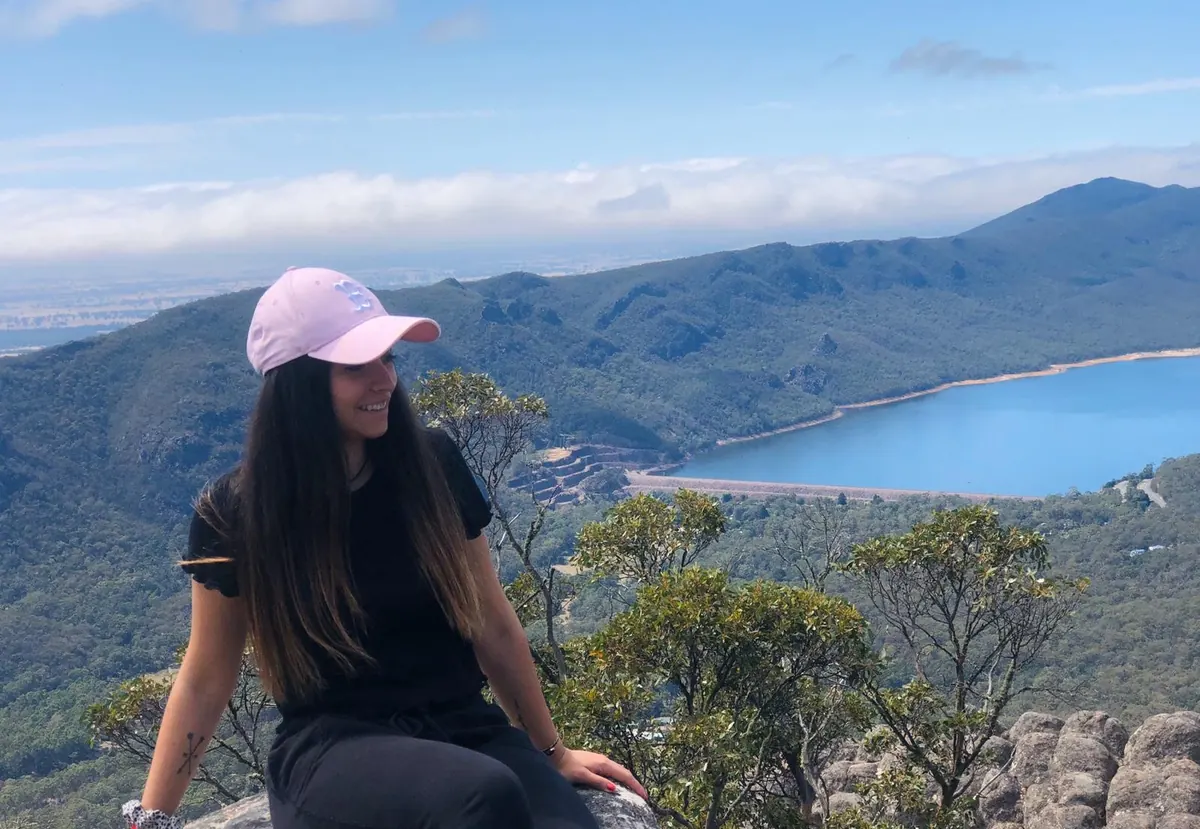 Una estudiante en un mirador de los Grampians, con el lago al fondo