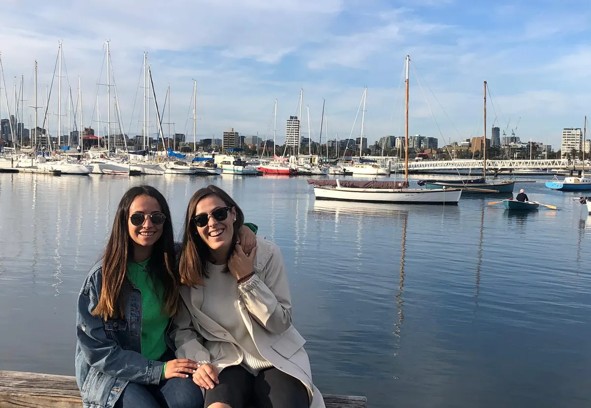 Dos estudiantes de Salta en un puerto deportivo de la bahía de Melbourne