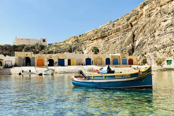 Una cala con barcas en la isla de Gozo
