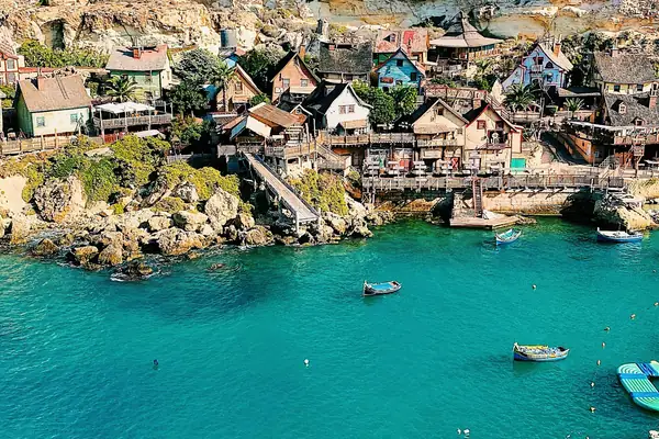 El pueblo de Popeye junto al agua turquesa en Mellieħa