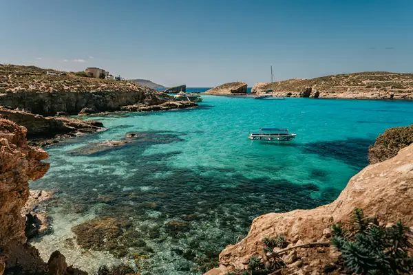 El agua turquesa de la Laguna Azul de Comino