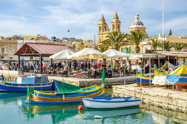Barcas de colores en el puerto de Marsaxlokk