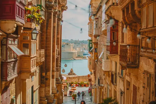 Una calle estrecha de La Valeta con balcones de madera